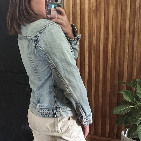 Levis Medium Light Wash Jean Jacket. Size S - Picture 2 of 11